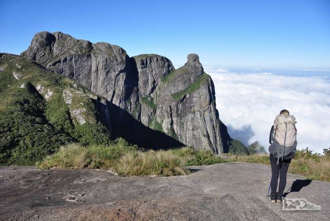 No alto do Morro do Dinossauro e de frente ao Vale das Antas, admirando o Garrafão e a Pedra do Sino, no Parque Nacional da Serra dos Órgãos, no Rio de Janeiro